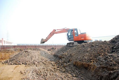 图为挖掘机在填土方图为压路机在压实路面南京华源企划部宣2010年1月